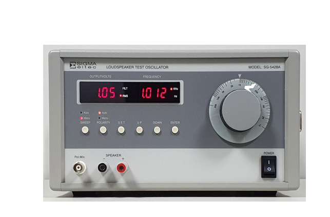 Oscillator devices and related telecommunication components for signal generation and testing