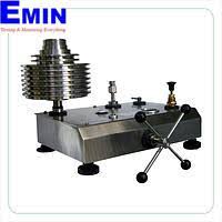Pressure deadweight tester used in a calibration environment